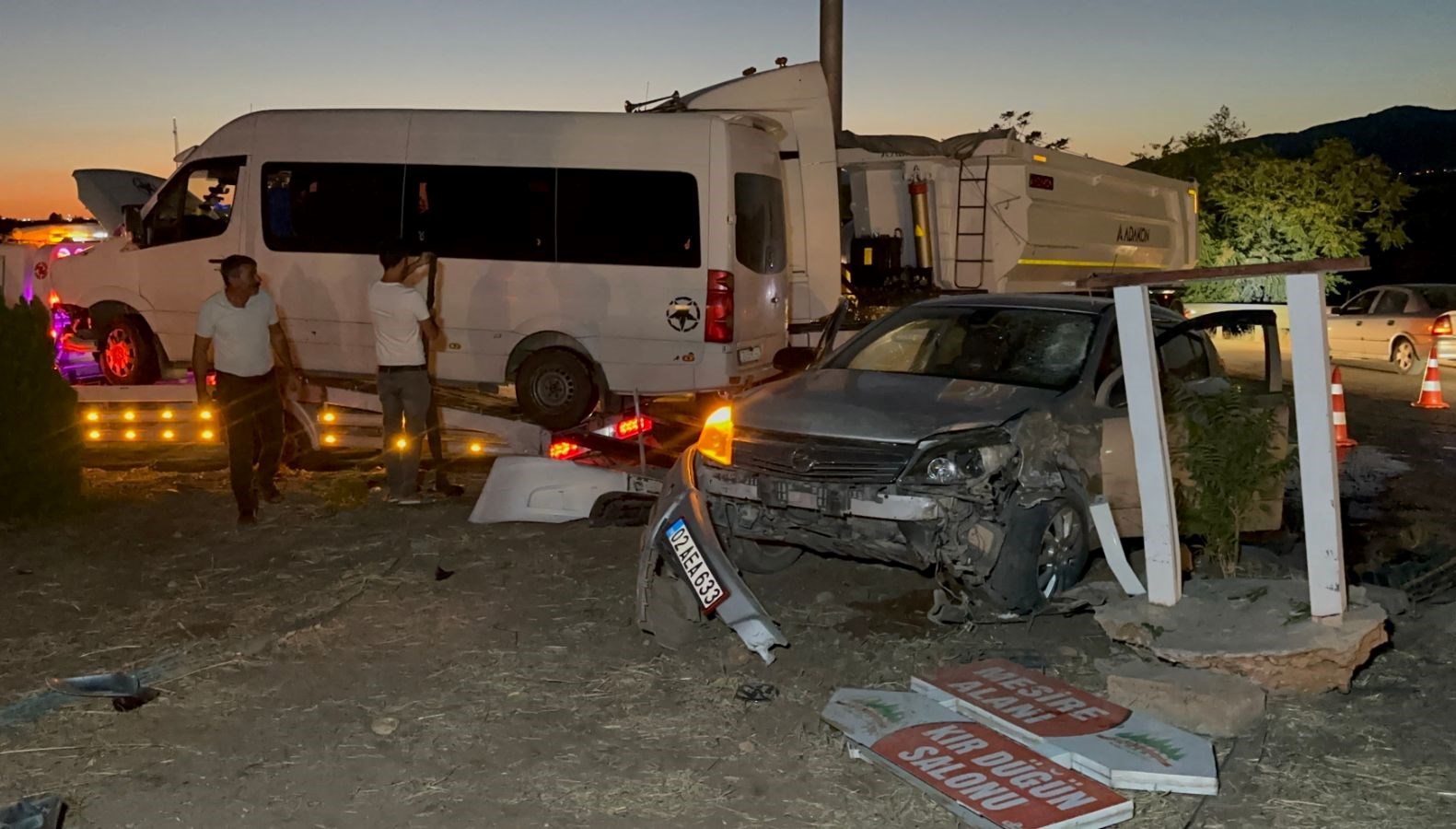 adiyamanda minibus ile otomobil carpisti 12 yarali ywGRE2AO