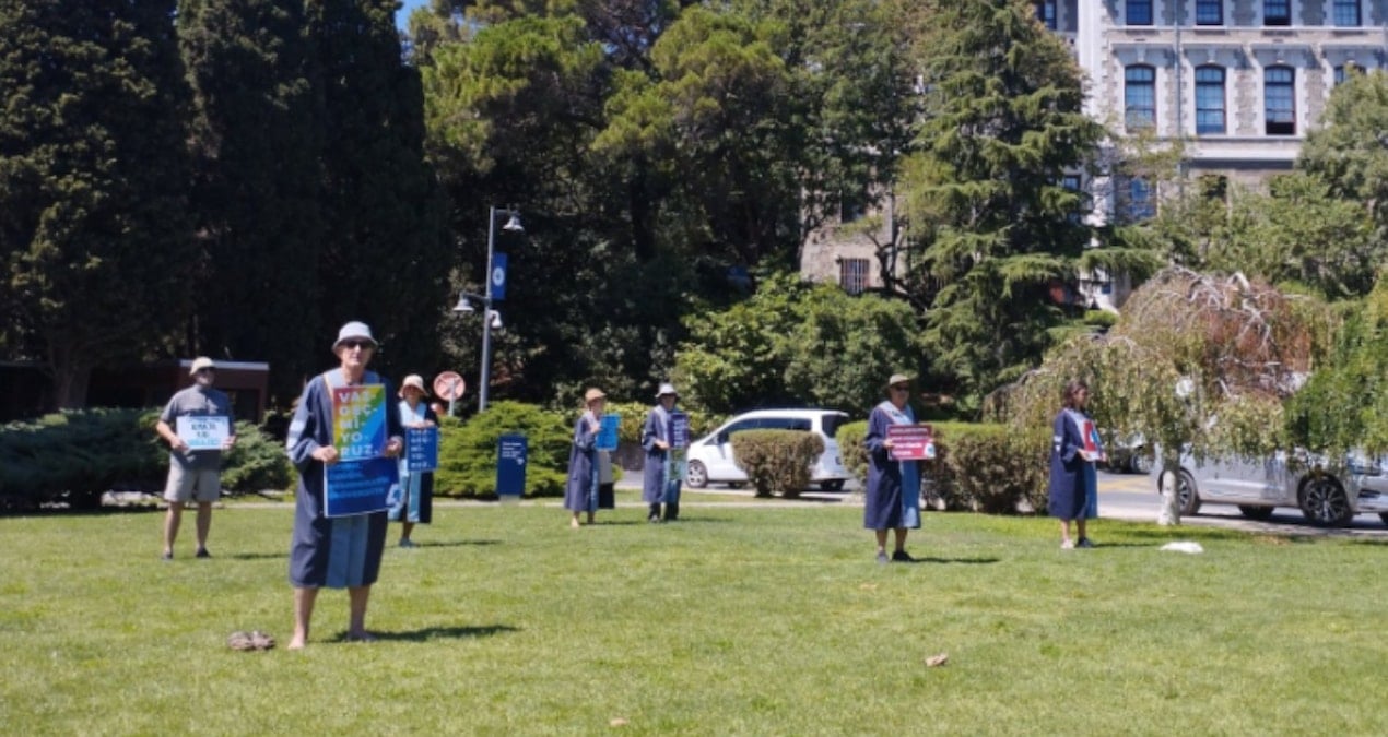 bogazici universitesinde ogrencilere kahve dagitan profesore sorusturma rOIGitZb