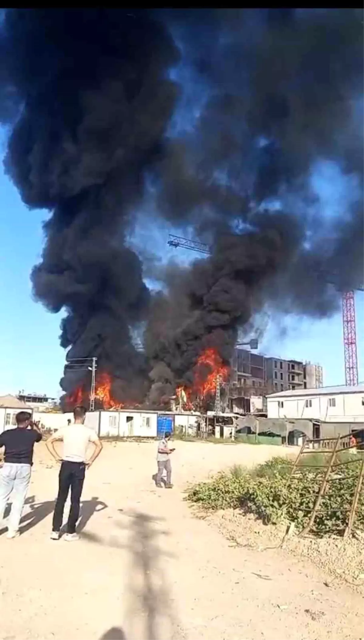 hatayda santiye alanindaki konteyner yangini kontrol altina alindi 34sdA8AZ