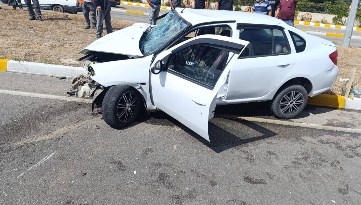 kepceye carpan otomobilin surucusu yaralandi UnjAEmTU