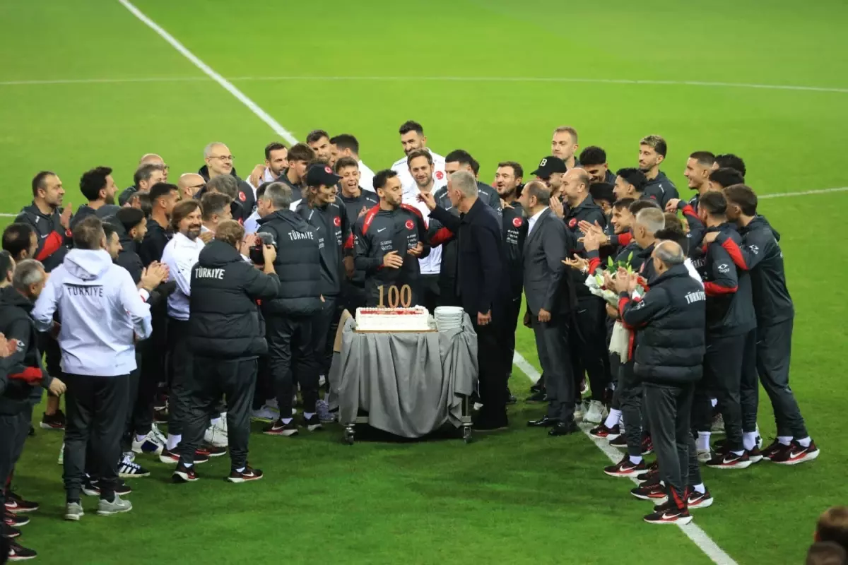 hakan calhanoglu 100 macinda kutlandi 5GNKvX6Q.jpg