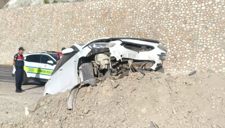 kontrolden cikan arac toprak yiginina carpti I5BDT8RF