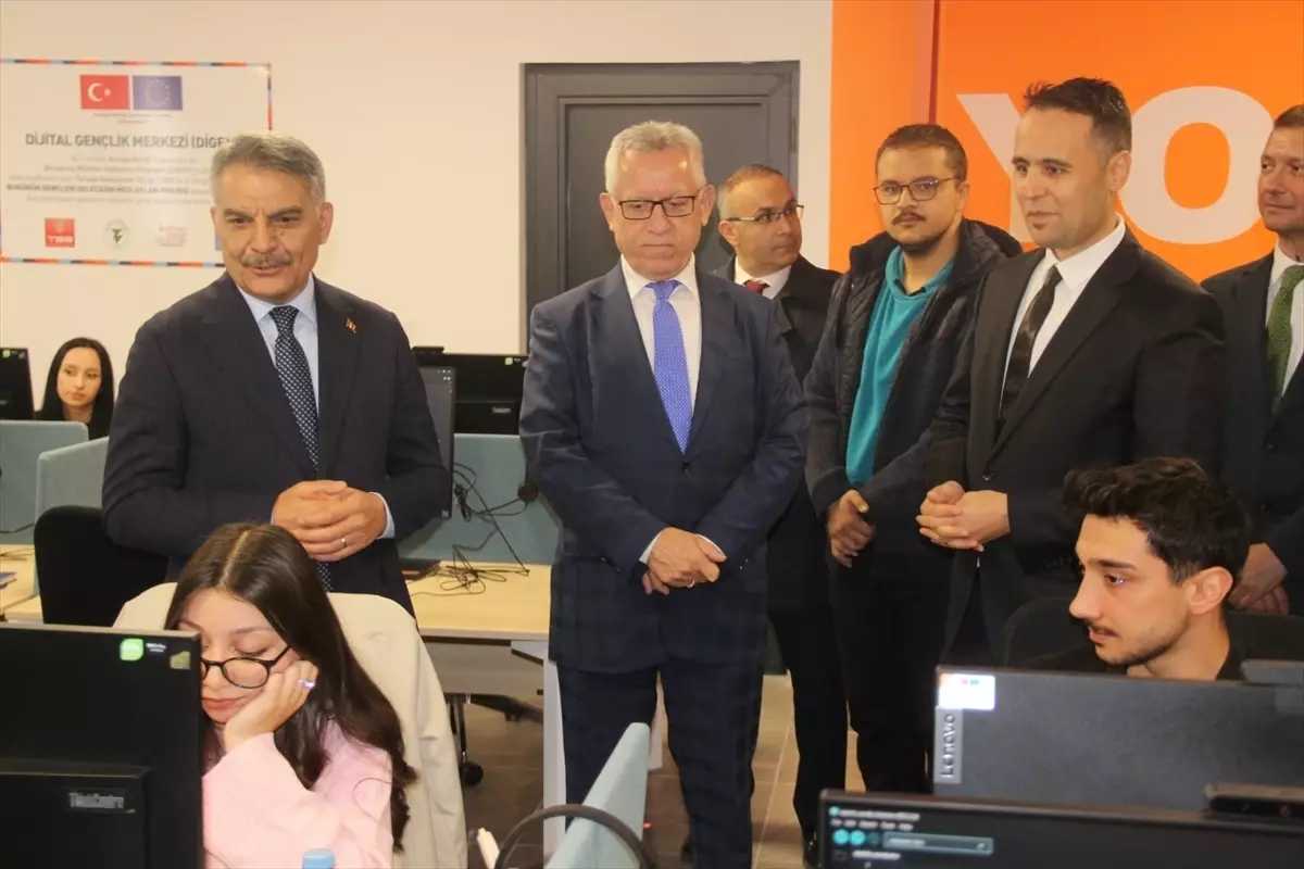 yozgatta dijital genclik merkezi acildi gbKQ4Ksn.jpg