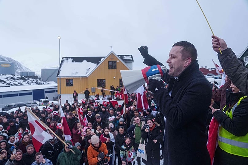 Grönland Başbakanı Jens-Frederik Nielsen, Nuuk'taki ABD konsolosluğu önünde Trump'ın Grönland'a yönelik politikasını protesto eden gösteri sırasında konuştu, 17 Ocak 2026