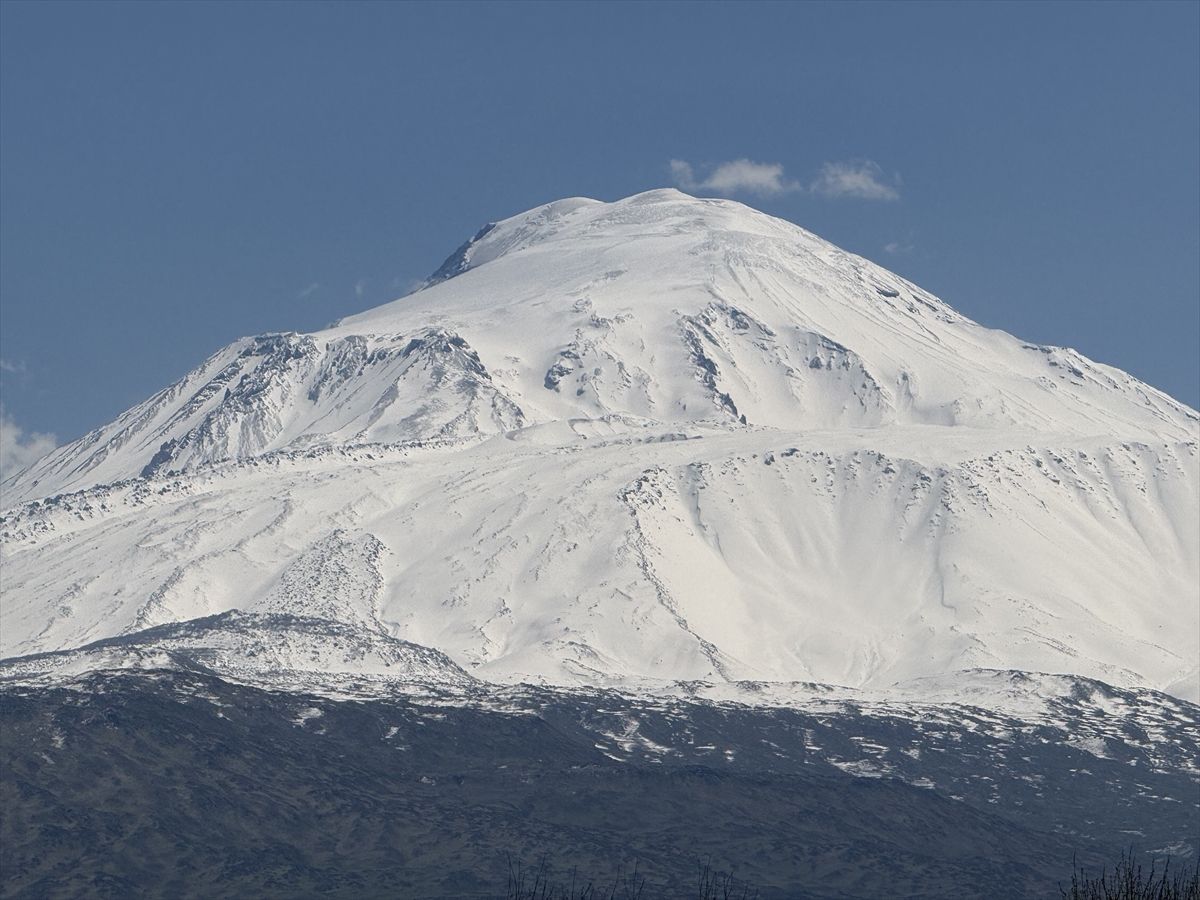 Ağrı Dağı’na Kar Yağdı: Beyaz Örtüyle Kaplandı