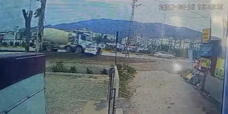 beton-mikseri-otomobili-onune-katip-metrelerce-surukledi-y1HU24P1