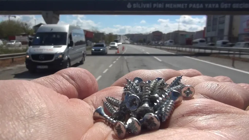 Silivri’de Trafik Kaosu: Yola Saçılan Vidalar Araç Lastiklerini Patlattı