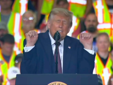 Trump gündem olan “trans halterci” taklidini yine yaptı: “Demokratlar çok aptal” dedi